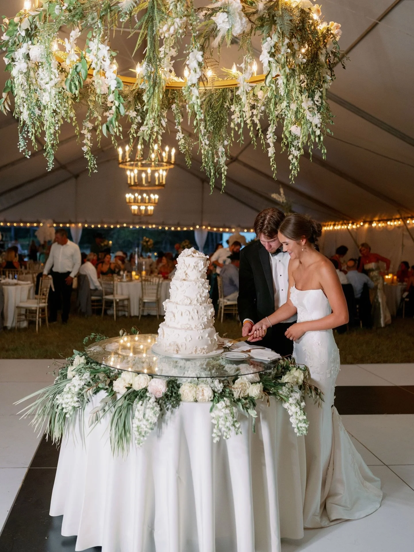 Absolutely loved Rose + Brantley&rsquo;s statement cake table! More to come from this incredible day shooting for @lindseymorganphotography ✨ 
.
.
#charlestonweddingphotographer #savannahweddingphotographer #jacksonvilleweddingphotographer #staugusti