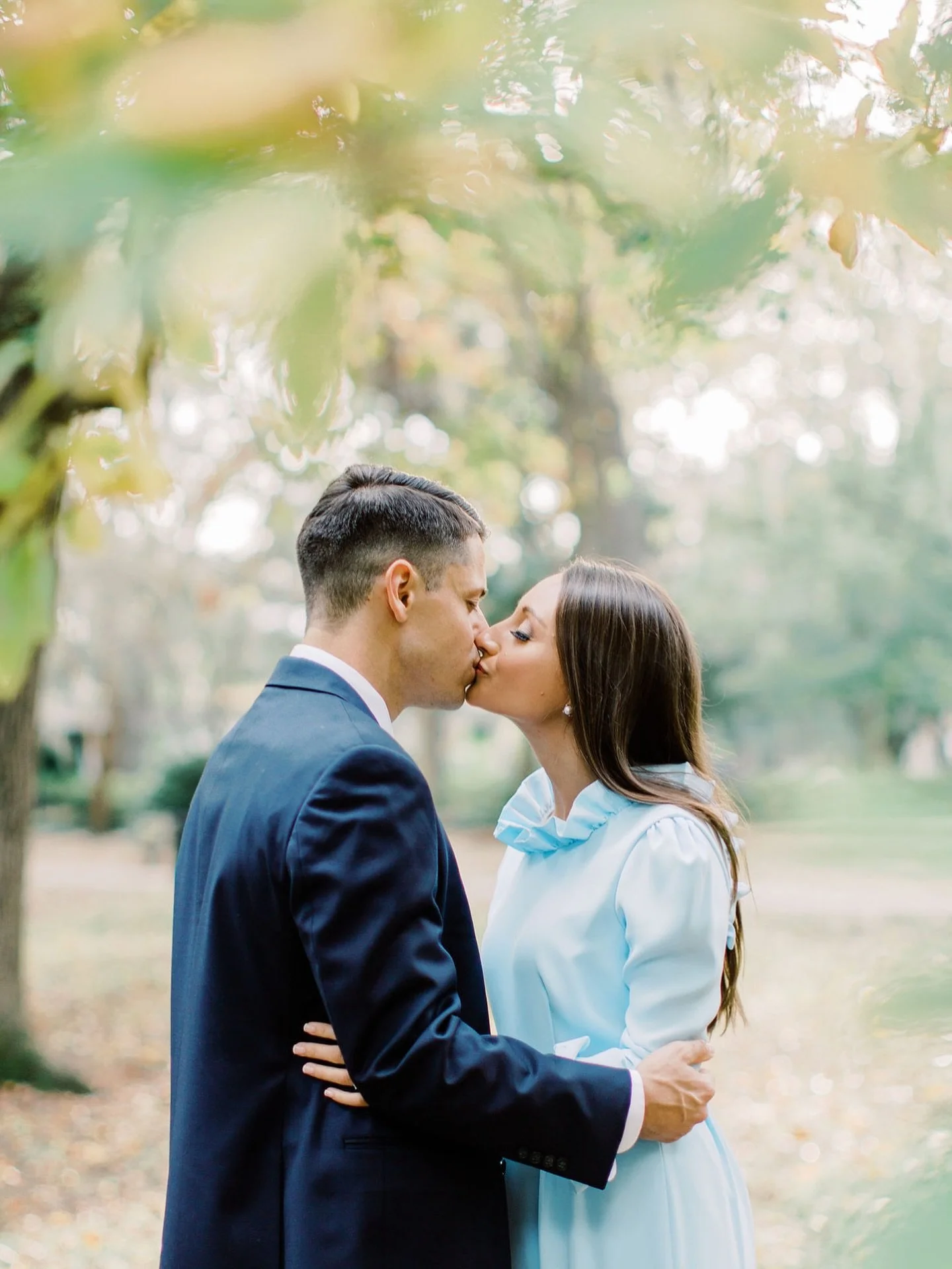 A gorgeous fall day in Savannah with Karina + Will 🤍 This is your sign to book that anniversary session! 
.
.
#savannahweddingphotographer #destinationweddingphotographer #floridaweddingvideographer #atlantaweddingphotographer #charlestonweddingphot
