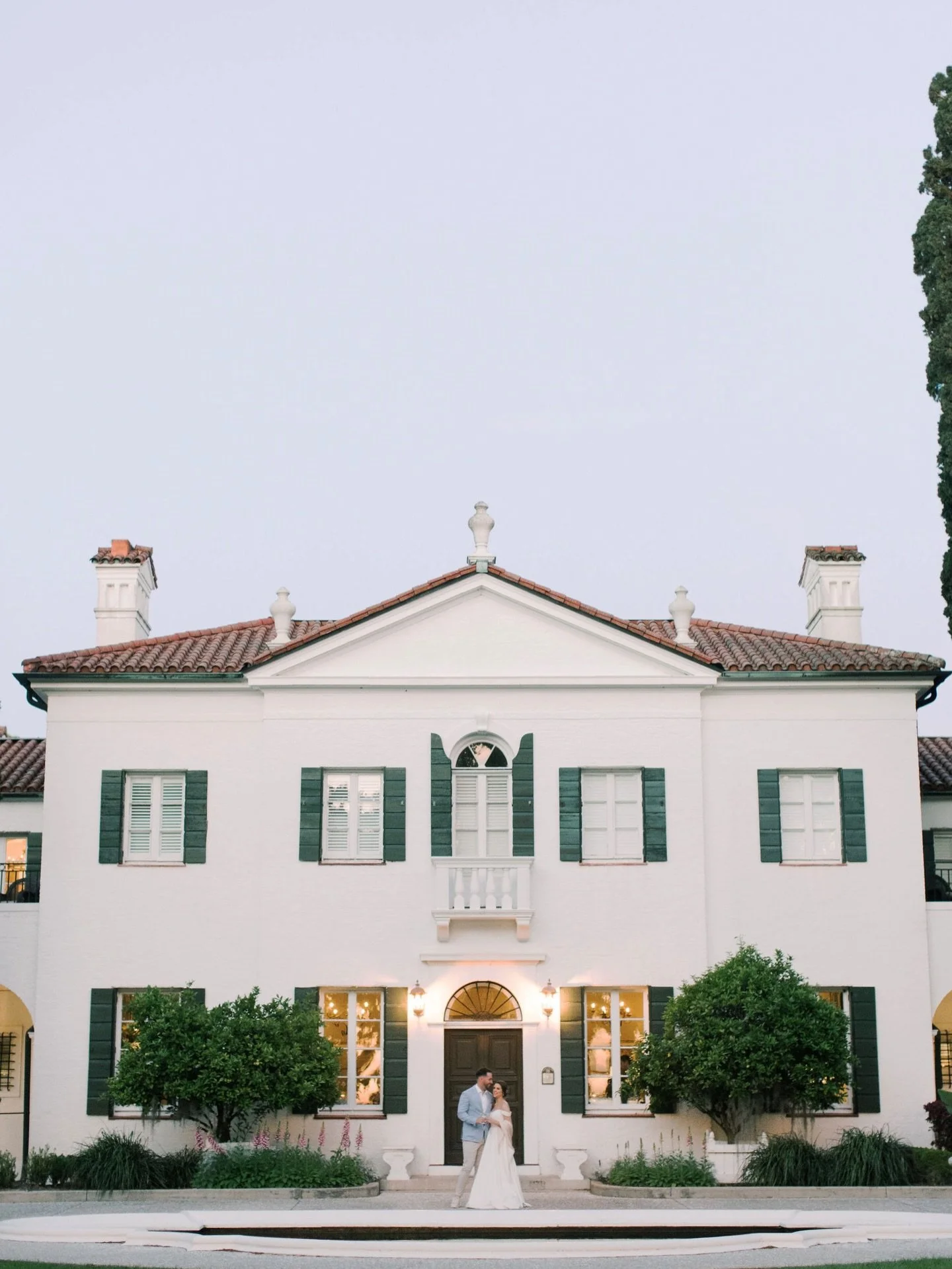 Spring time at Crane Cottage 🤍@jekyllclubweddings florist: @marbleandpine HMUA: @blushandmane @kiarashannelle 
#jacksonvilleweddingphotographer #floridaweddingphotographer #jekyllislandweddings #atlantaweddingphotographer #staugustineweddingphotogra