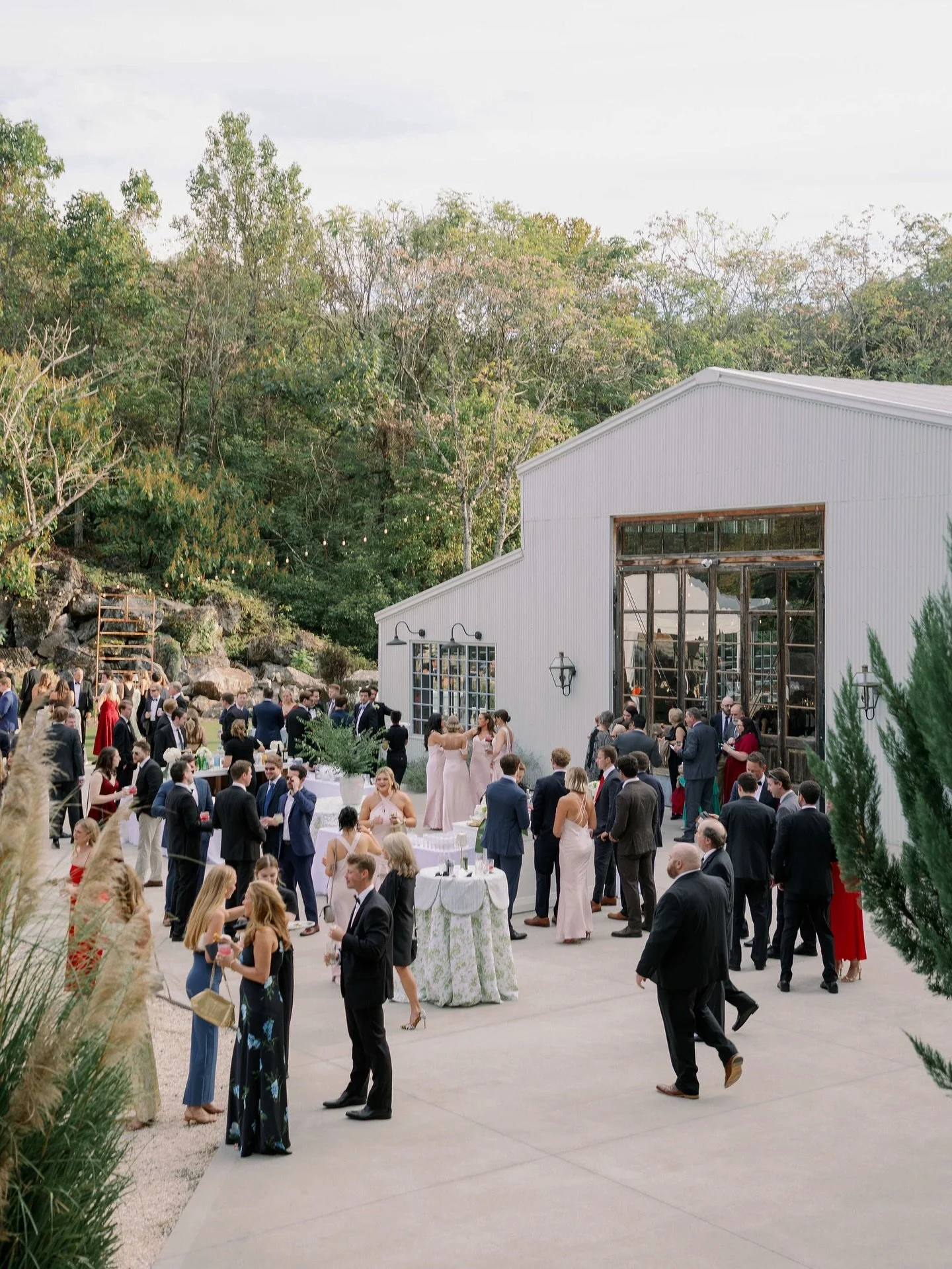 Cocktail hour candids at @thequarryvenue 🥂 
Videographer: @h.w.films 
.
.
#knoxvilleweddingphotographer #charlestonweddingphotographer #tampaweddingphotographer #jaxweddingphotographer #eastcoastweddingphotographer