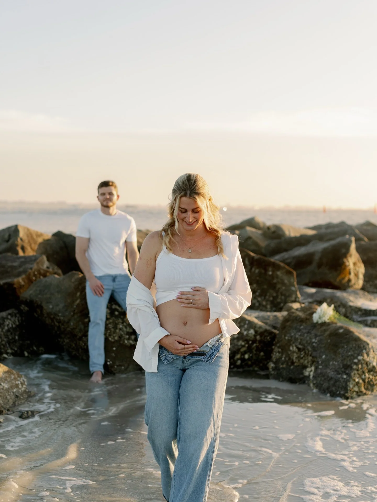 Lindsay + Jake are having a baby 💗 // I photographed their wedding almost 3 years ago so when I got the email that they were expecting and wanted to do a shoot with me I was beyond excited! Always love capturing my couple&rsquo;s life milestones! 
.