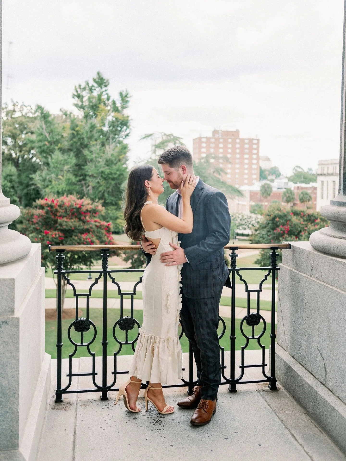 Happy Monday 🤍 
.
.
#savannahweddingphotographer #charlestonweddingphotographer #destinationweddingphotographer #floridaweddingphotographer #jacksonvilleweddingphotographer