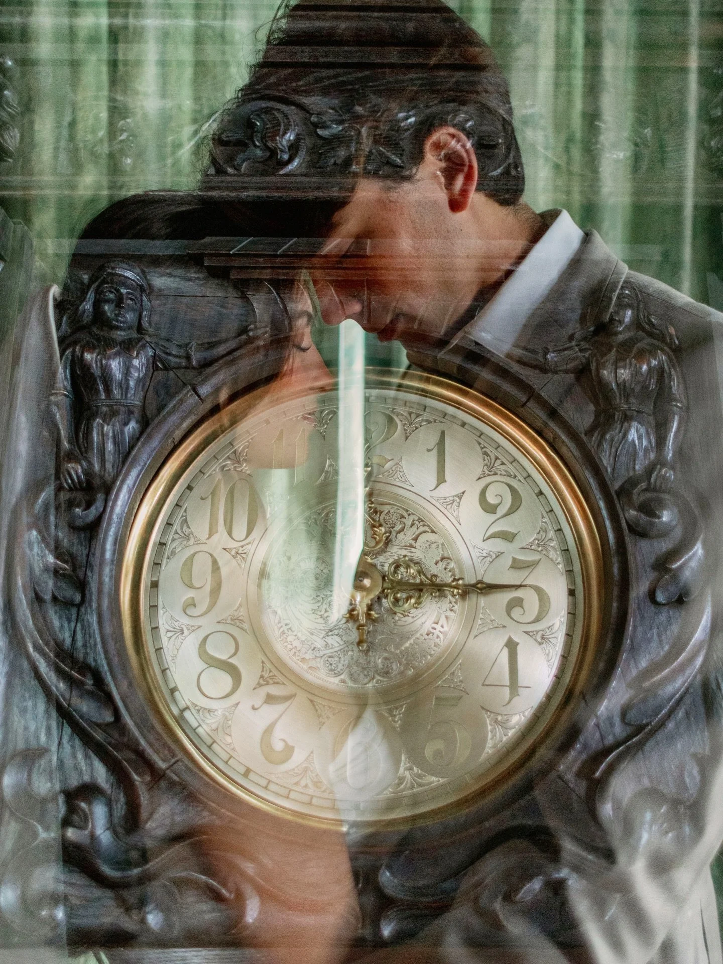I always love playing with double exposure. When I saw this clock I knew I had to use it for yesterday&rsquo;s shoot with @flaglercollegeweddings | @looksbymay | @j.lea.florals | @tebaultbridal l 
.
.
#staugustineweddingphotographer #floridaweddingph