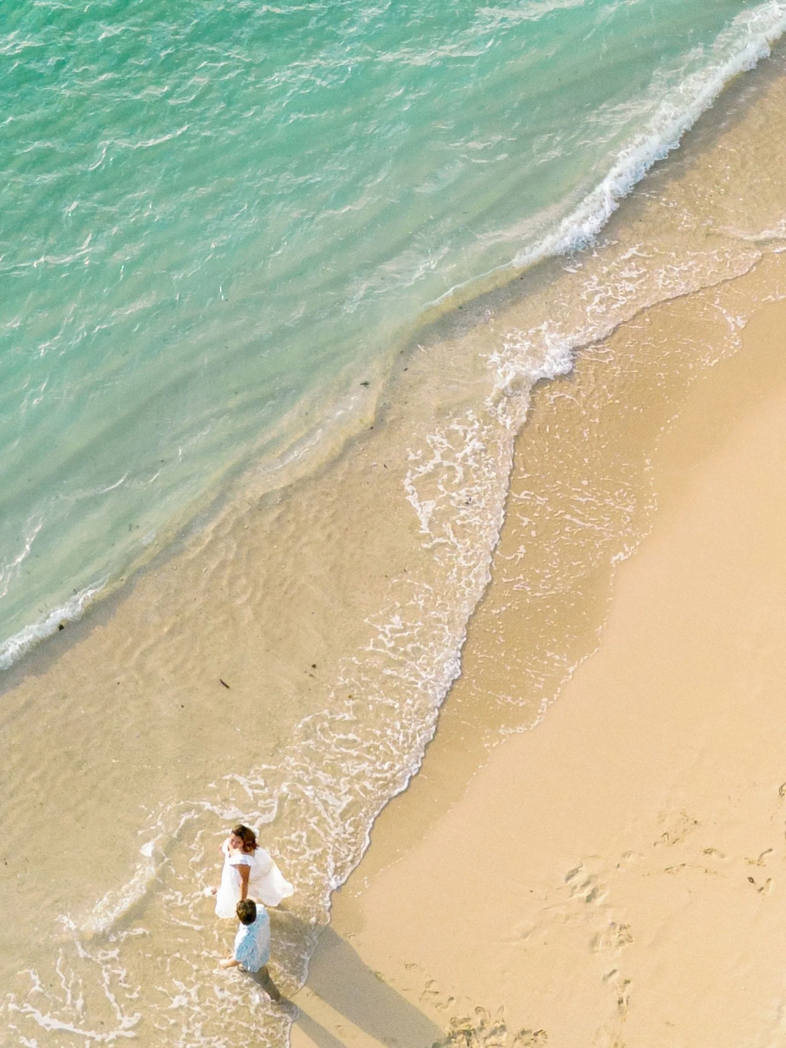 One year ago @cc_videography and I flew out to Hawaii to capture the love of @amarysza + @elijahfenbert7. Today is their wedding anniversary. I can&rsquo;t believe how fast time has flown by since this amazing week! From their sunrise engagement sess