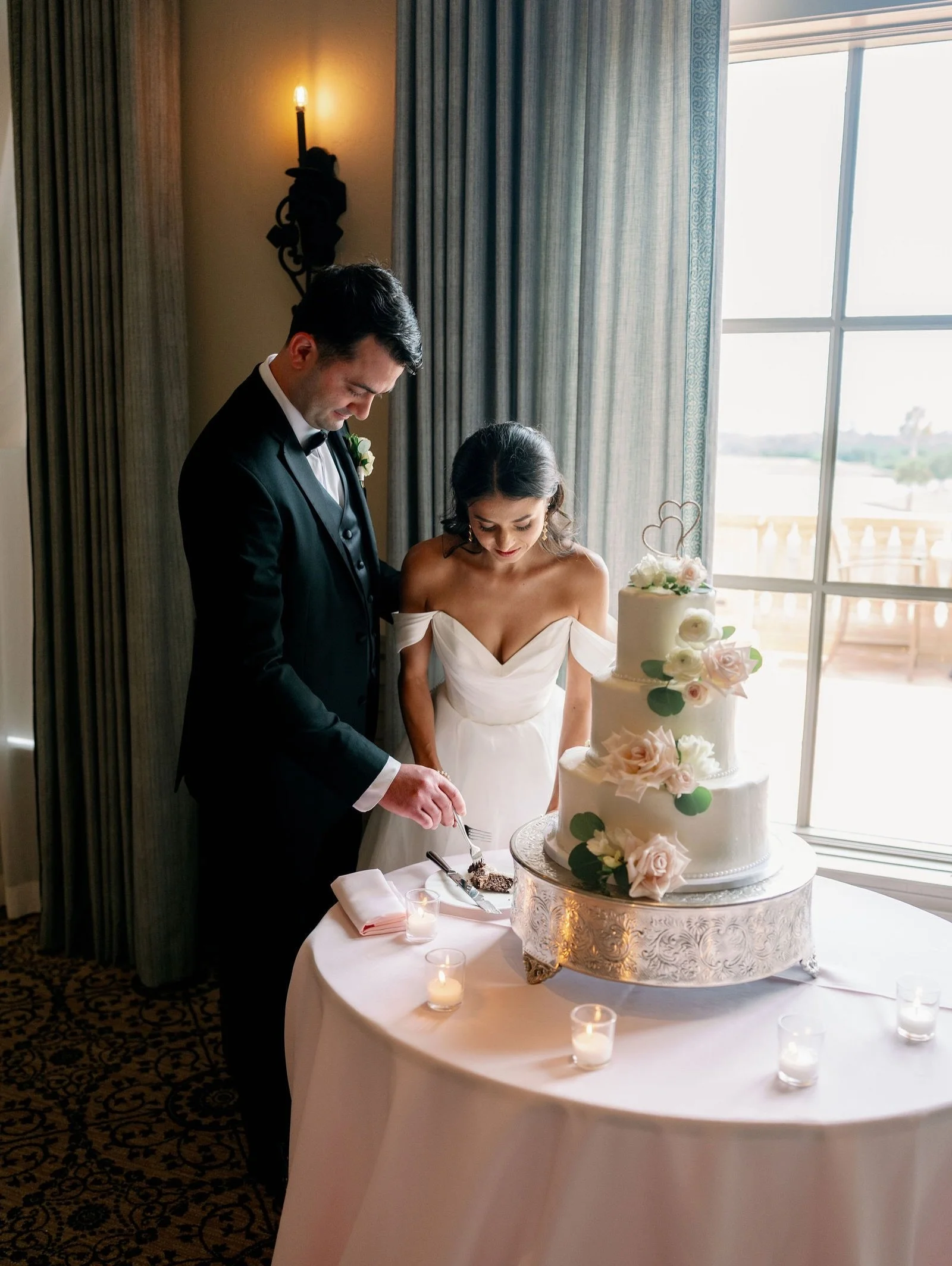 Venue: @tpcsawgrassweddings 
Planning: @flaireweddings 
DJ: @coscelebrations 
HMUA: @makeupbypaulinaperez 
Videographer: @rickerfilms 
Florist: @weddingflowersjax 
.
.
#jacksonvilleweddingphotographer #floridaweddingphotographer #staugustineweddingph