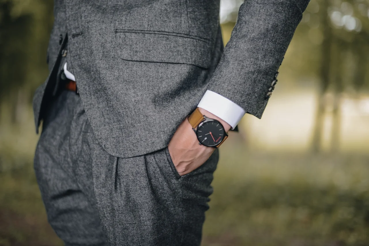 A Man in a Gray Suit - Drama - 1W, 1M