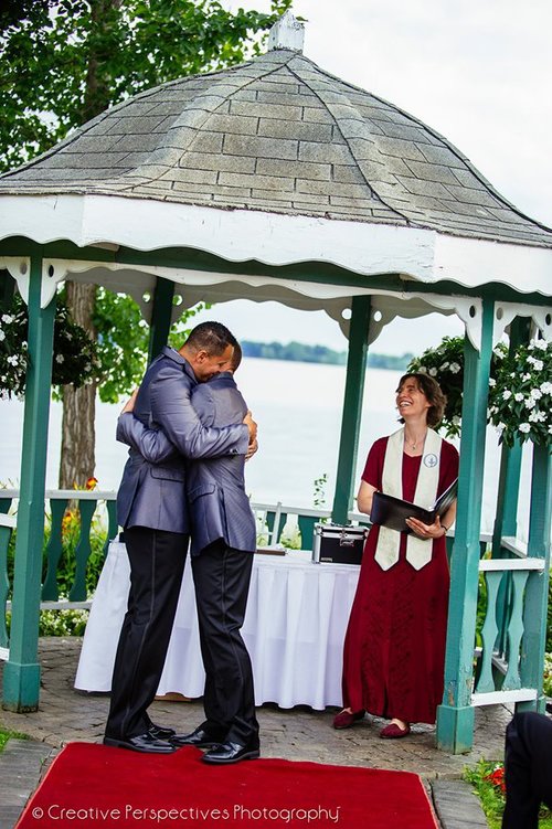 La célébrante laïque Shoshanna Green présidant un mariage.