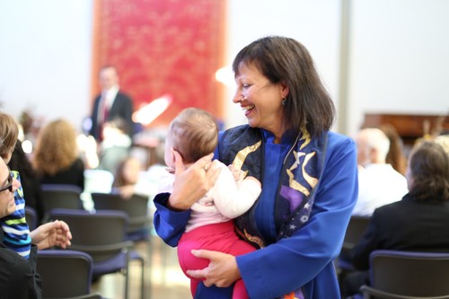 La rév. Diane Rollert célébrant un baptême