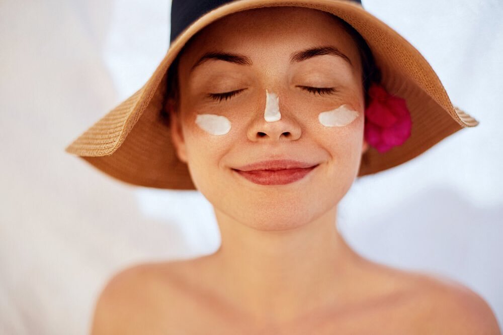 Regardless of the season, prioritizing sun protection is essential all year round.

Using sunscreen regularly not only diminishes your risk of skin cancer but also helps delay the appearance of wrinkles and dark spots.

However, the journey to daily 