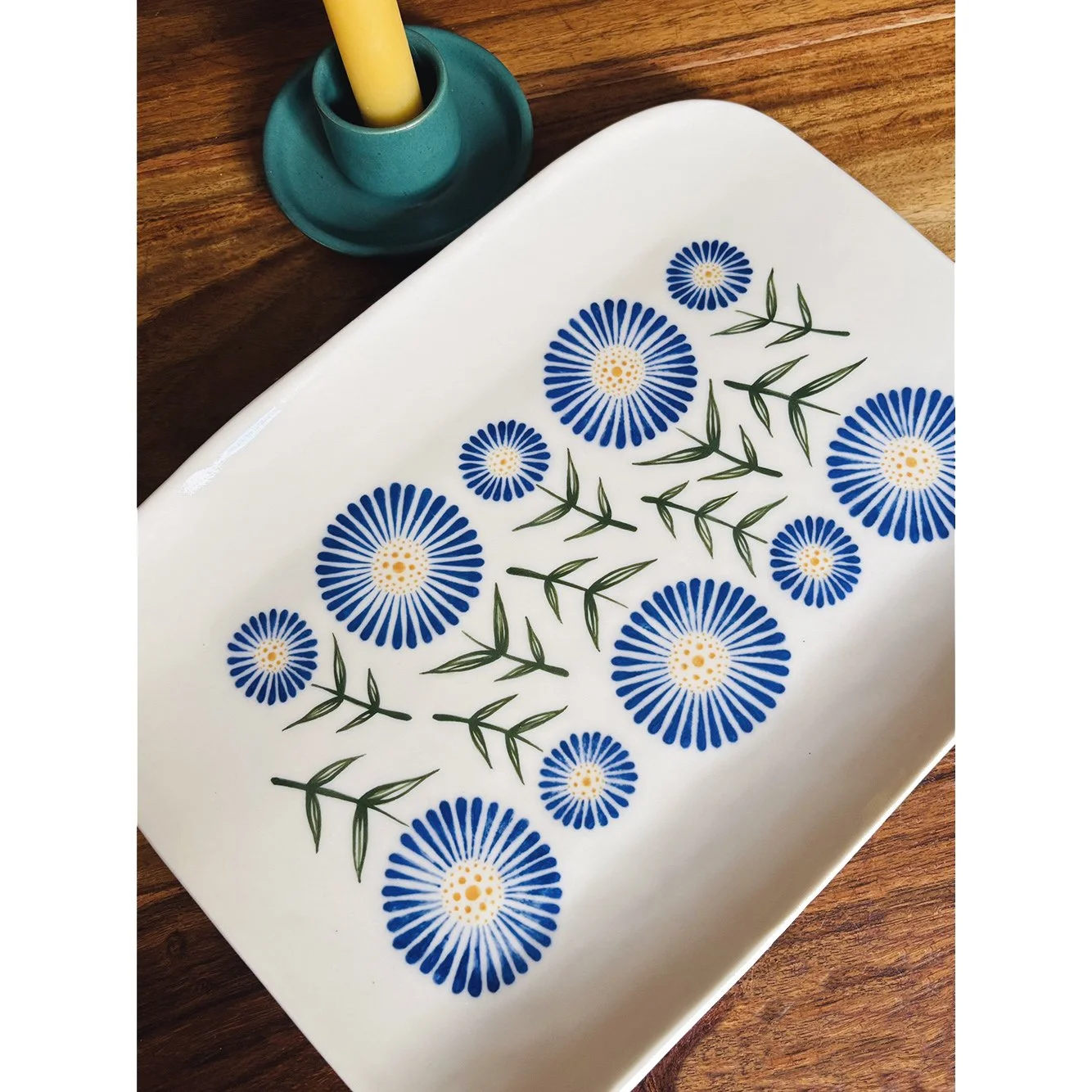 Blue daisy platter in porcelain