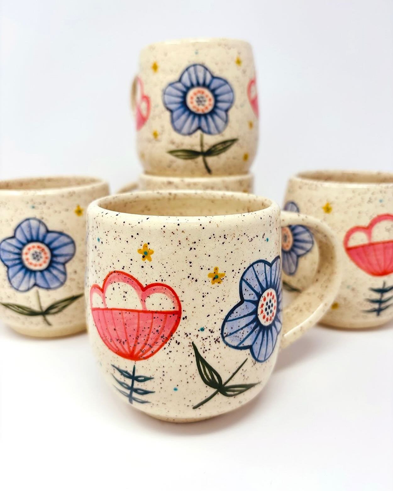 A new batch of Modern Flower Mugs are out of the kiln and up in my shop! I&rsquo;m quite fond of this design and am experimenting with it on a variety of pieces 🌺🌸🌺

#ceramics #pottery #illustratedceramics #illustratedpottery #surfacedesign #wheel