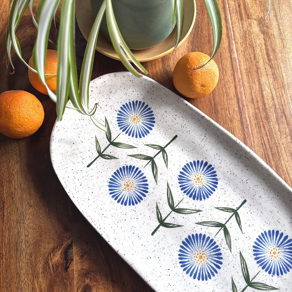 Blue daisy long platter in speckled white