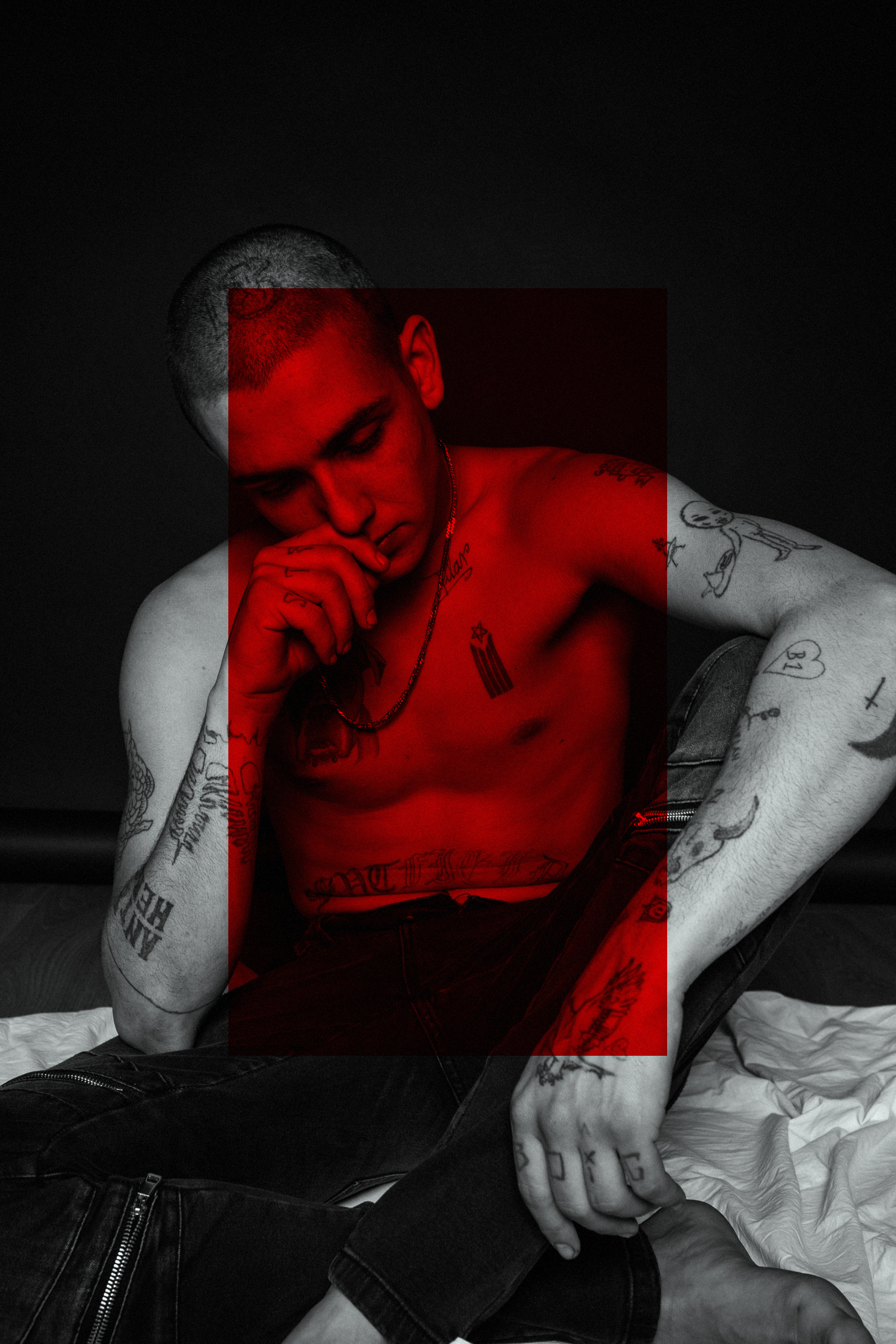 fotografo-moda-hombre-argentino-tatuado-rojo-blanco-y-negro.jpg