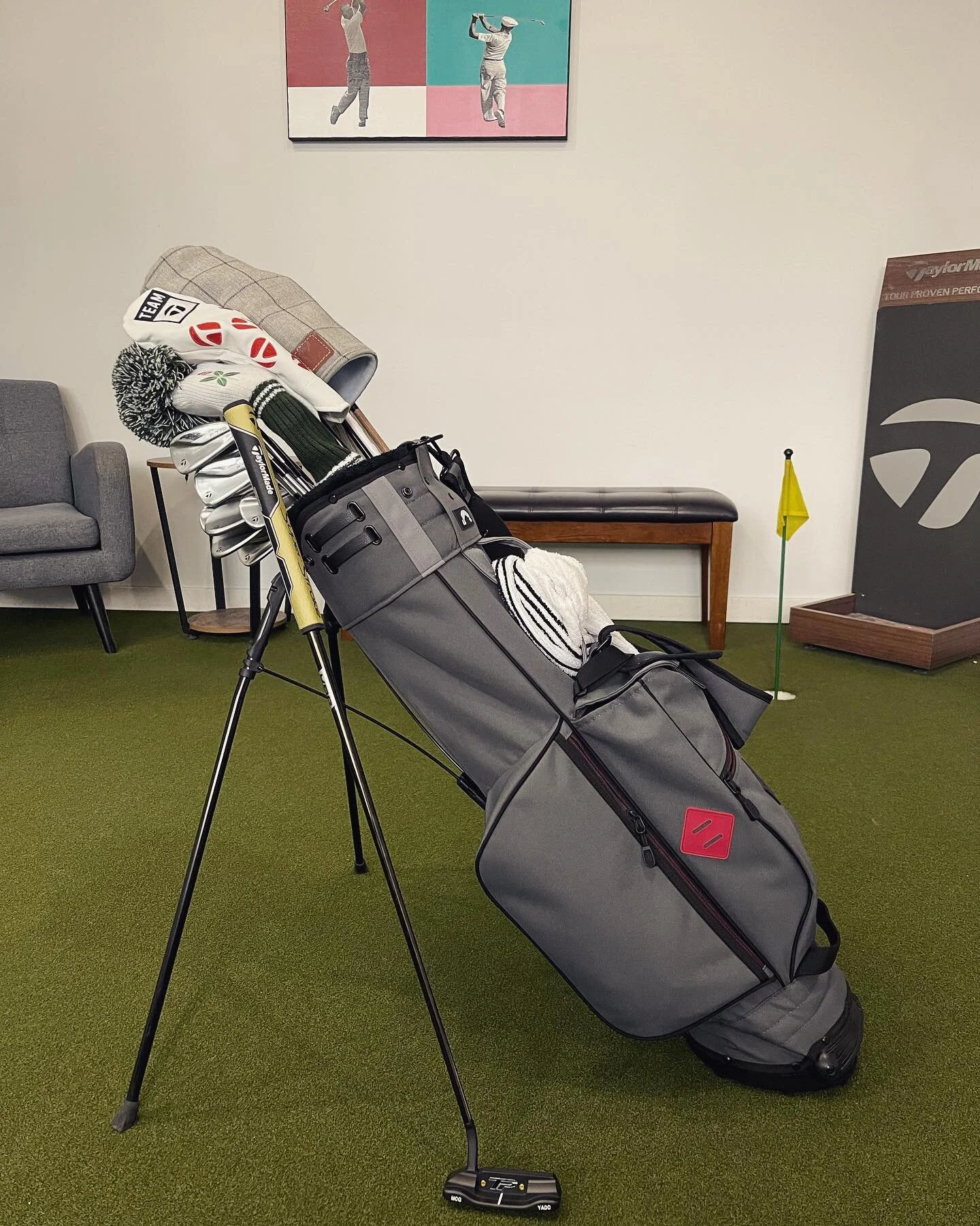 Golf bag is feeling extra fresh for spring especially with the new customized @taylormadegolf putter 🤓
.

#golf #golfer #golfswing #pga #golfstagram #golfaddict #instagolf #pgatour
#tigerwoods #indoorgolf #golftips #chicagogolf #taylormade
#golfless