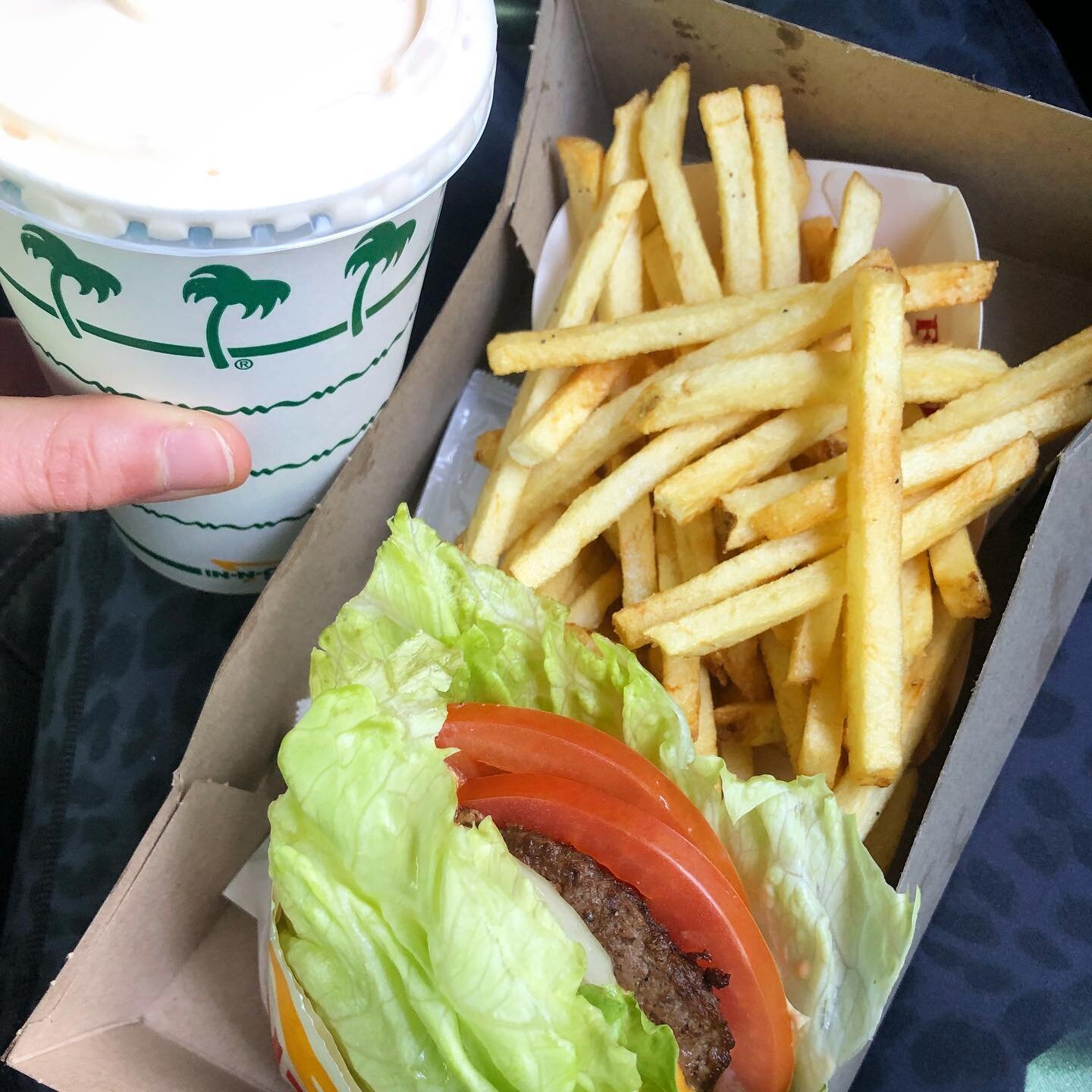 This 🍟-day, I was all about this quick In-N-Out 😉 PROTEIN style (+ 🍟 &amp; vanilla shake)! Who&rsquo;s with me?!? 🙋&zwj;♀️🙋&zwj;♀️ Xx💙Lindsey #gftraveler @innout #glutenfreeburger protein style (wrapped in lettuce) 👏