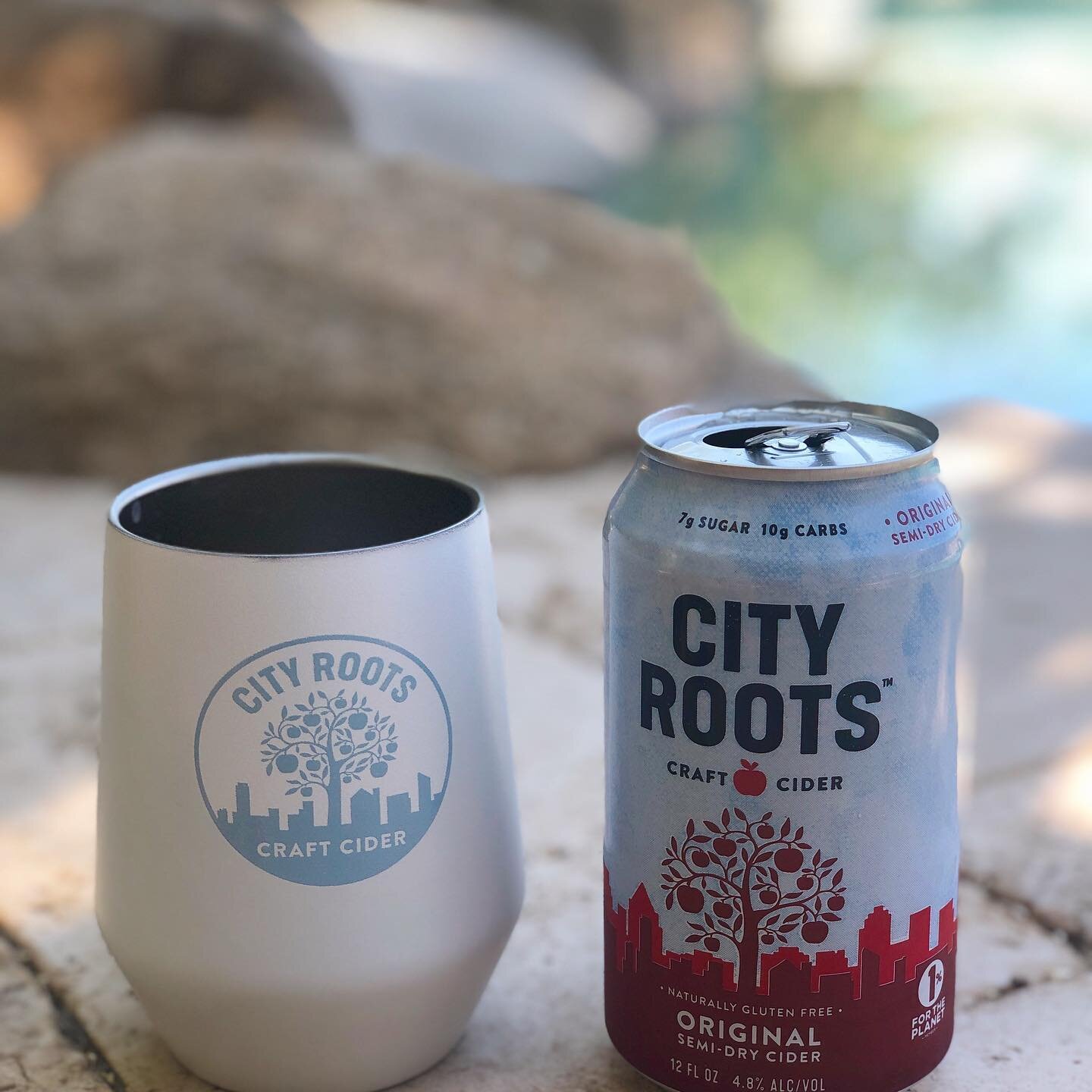 Cheers to cider day with @cityrootscider! How are you celebrating the day? 🍎 🍻 #glutenfreecider Xx💙Lindsey #gftraveler