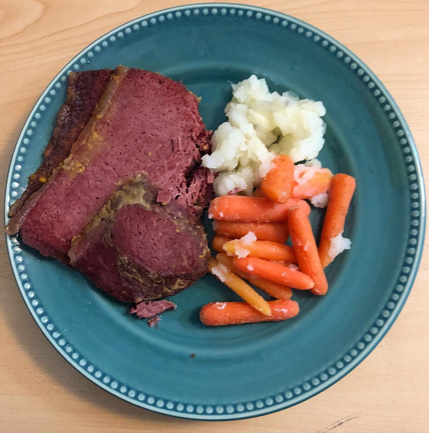 Didn&rsquo;t find a pot of gold... but I did have some corned beef, cabbage, carrots &amp; potatoes!🍀Happy St. Patty&rsquo;s Day, I hope the luck of the Irish ☘️ brings goodness to us all. 🤗✨ Xx💚Lindsey #gftraveler yummy corned beef from @costcogl