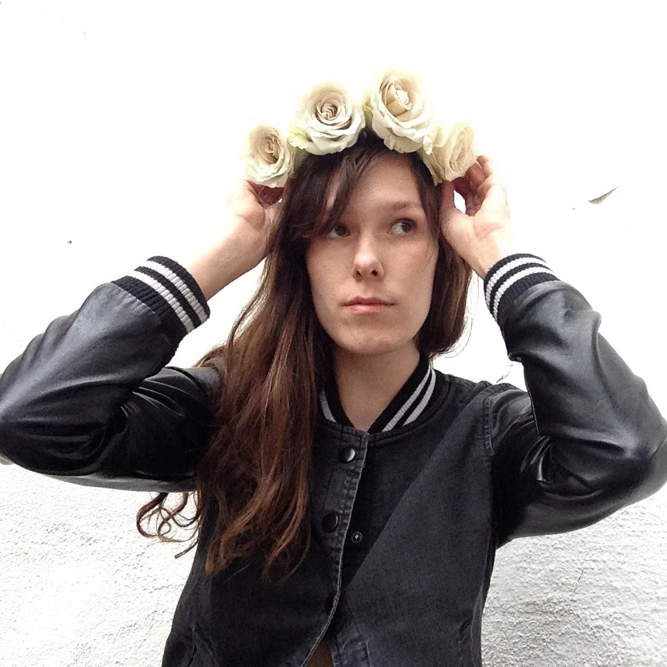 Brittany Peña, Events Team Brittany Peña is a florist. Under the moniker, best buds, Brittany designs gestural and sometimes romantic bouquets. She lives with her dogs and five chickens in Tucson, Arizona. Find her work at bestbudsbotanical.info .
