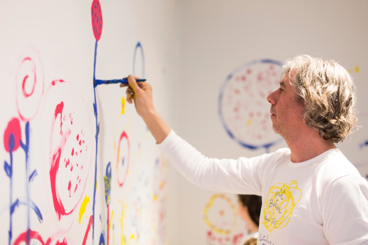 Hervé Tullet painting at one of his many art workshops for kids around the globe.