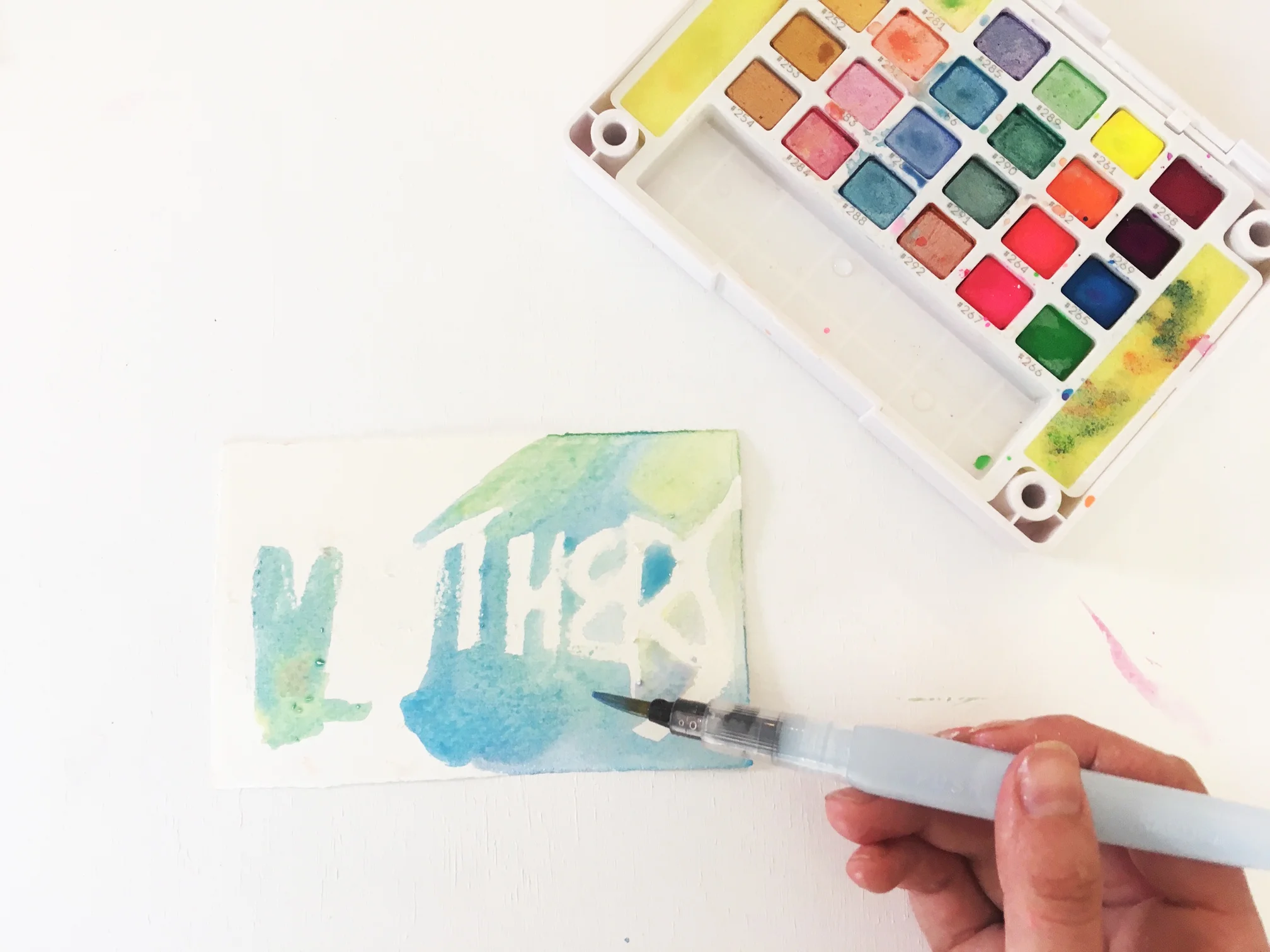 Sakura’s Koi Watercolor set even has two side sponges for you to clean your brush. So compact!