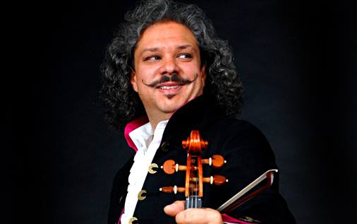 Roby Lakatos Ensemble Roby Lakatos, violon Léo Ullmann, violon Pál Szomora, violon Jenö Lisztes, cymbalum Benjamin Clément, guitare Vilmos Csikós, contrebasse