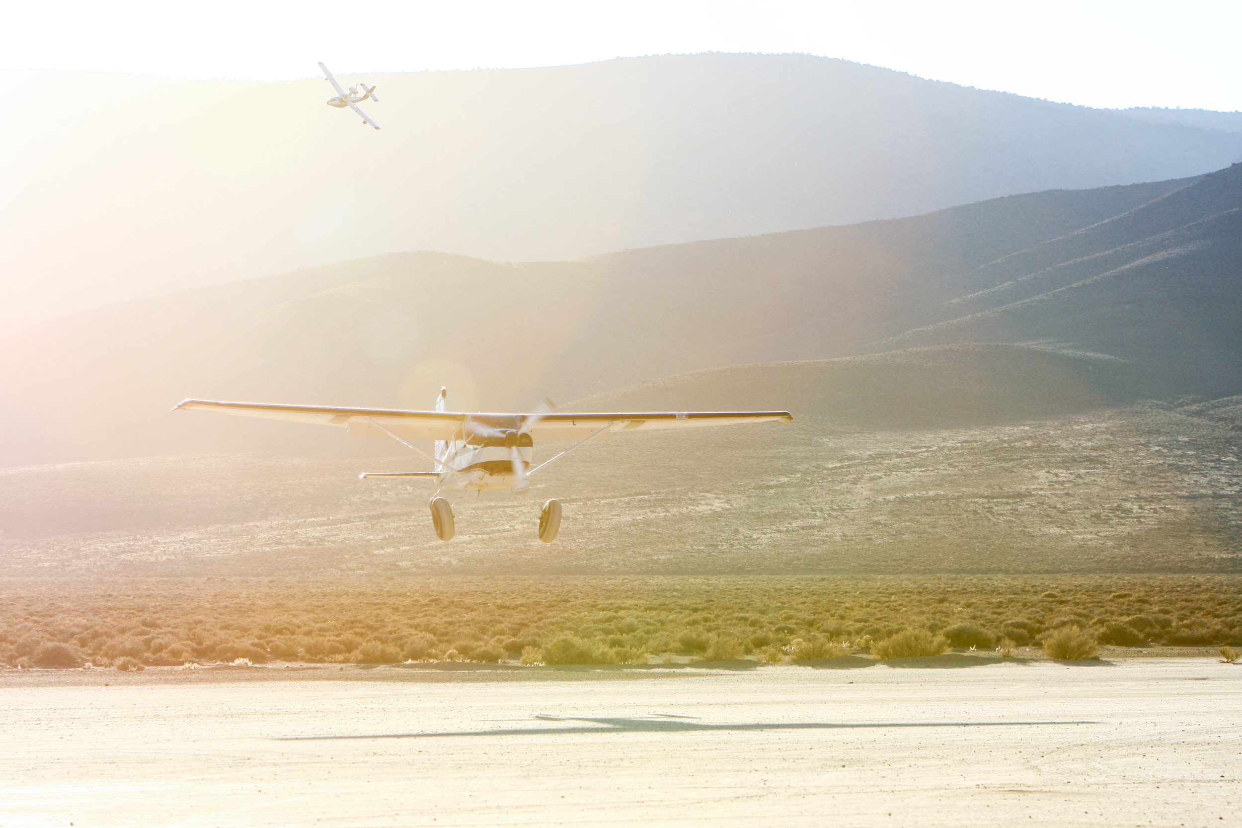 Cessna Skywagon landing ahead of Lake Amphibian