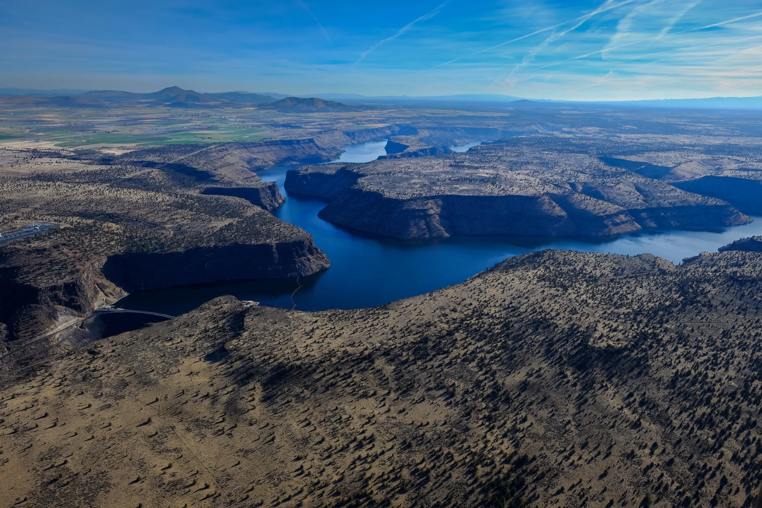 I switched to my wide lens (Fuji 14mm prime) for this shot of Lake Billy Chinook looking southeast (Note Round Butte Dam in the lower left.) I managed to get a clear view of the scene without any prop, wheel, or wing. In order to do this, I am forced to project the lens out into the open air. This causes vibration and camera shake so I use my regular high ISO of 800 with an aperture of 5.6. 