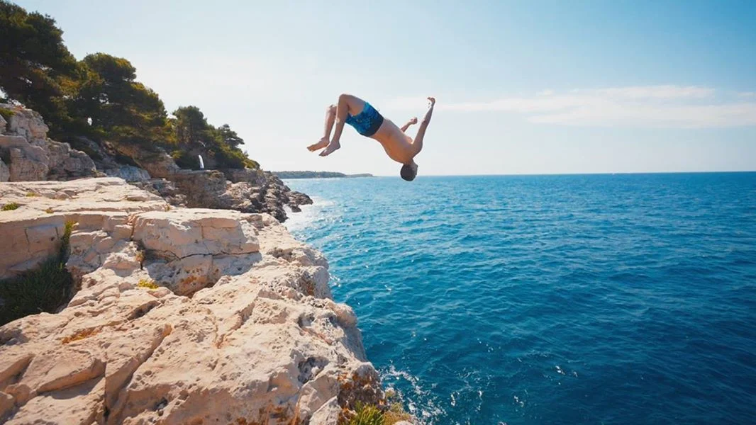 img-epic-cliff-diving-in-croatia-735.jpg