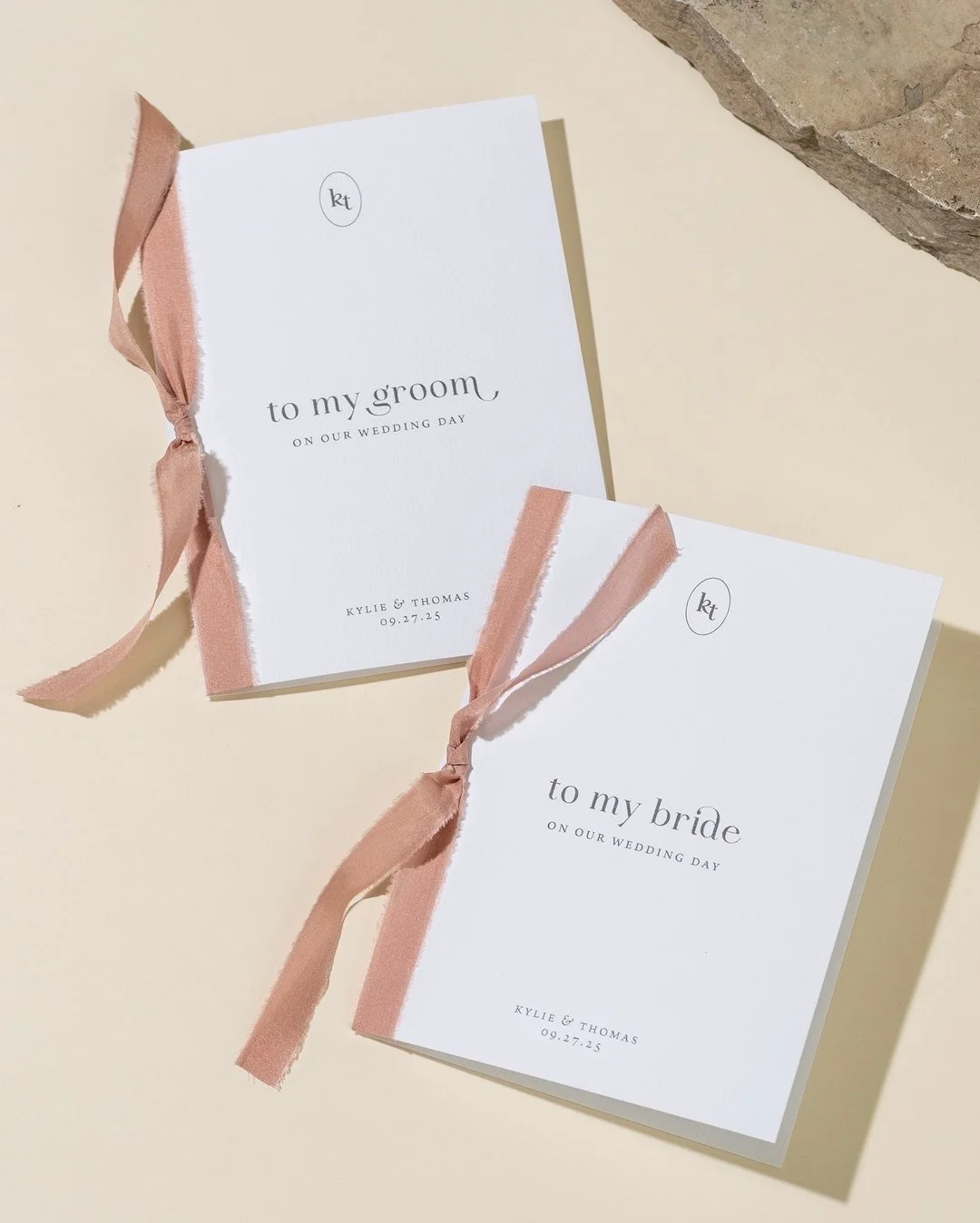 Nouvelle addition &agrave; la boutique ✨
Avec 7 styles uniques de carnets de v&oelig;ux maintenant disponibles, il y en a vraiment pour tous les go&ucirc;ts!!
-
New arrival in the shop 😍
With 7 unique vow book styles now available, there&rsquo;s one