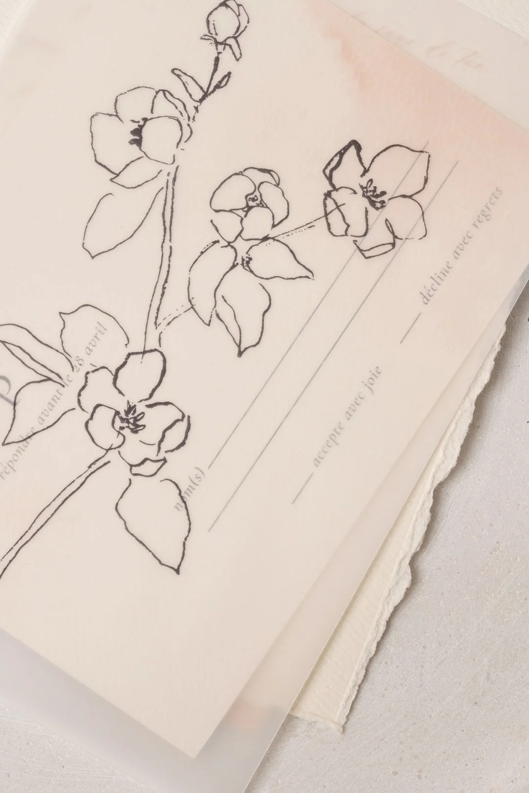 Un ajout de vellum pour une touche unique! 🌸 

Ce papier vellum (papier l&eacute;g&egrave;rement transparent!) avec illustration florale peut &ecirc;tre int&eacute;gr&eacute; &agrave; toutes les invitations de mes collections personnalis&eacute;es, 