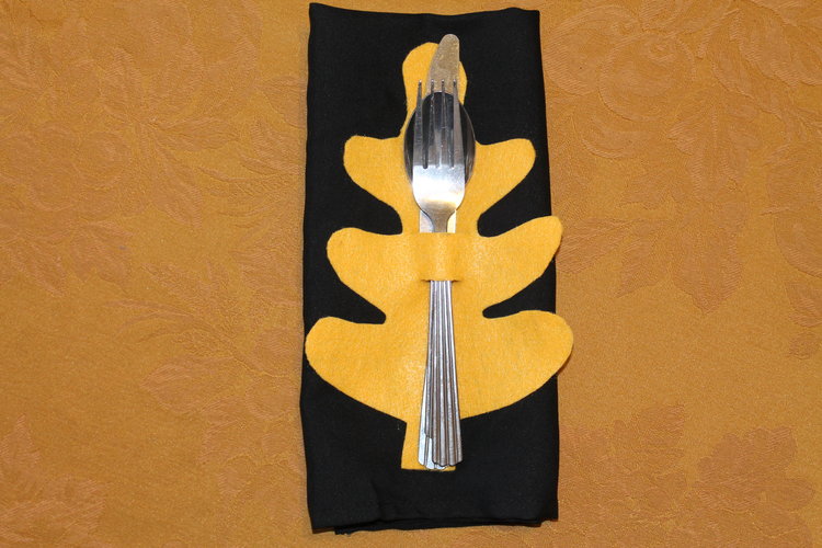 Felt Leaf Silverware Holders 4.jpeg