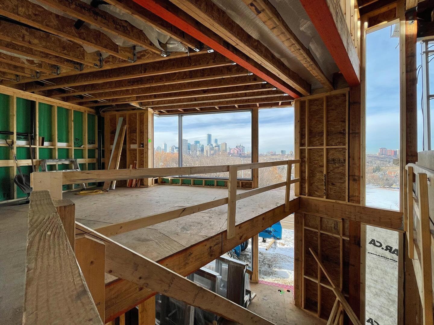 Slow but steady on our Strathearn drive build.🧭 

#etchbuilt #yegbuilder  #yegskyline #custombuilt #framing #carpentry #yeginfill #designdrivenconstruction