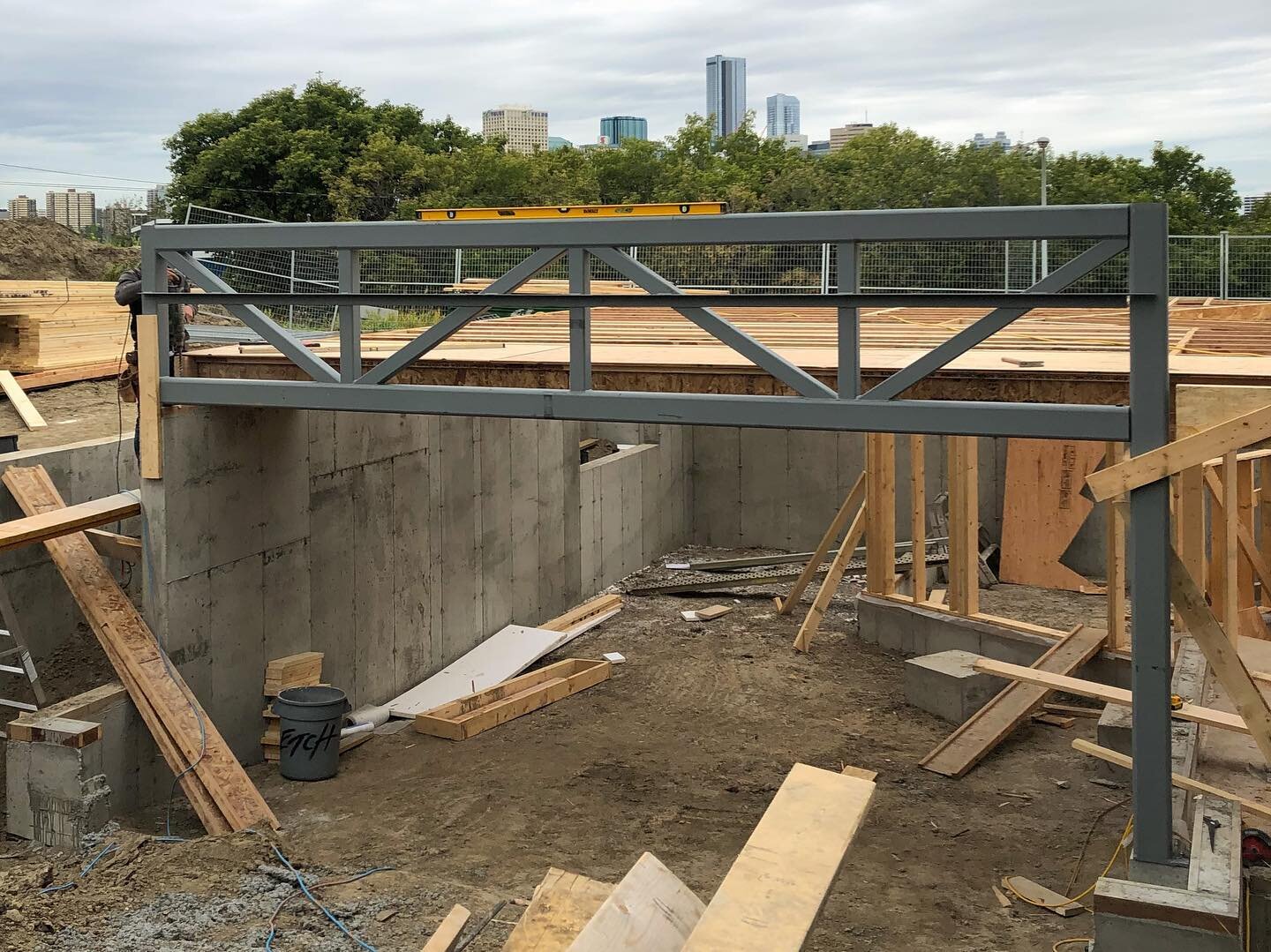 Steel truss is set. The view will only get better from here!

#etchbuilt #yegbuilder #structuralsteel #custombuilt #yegarchitecture #itslevel