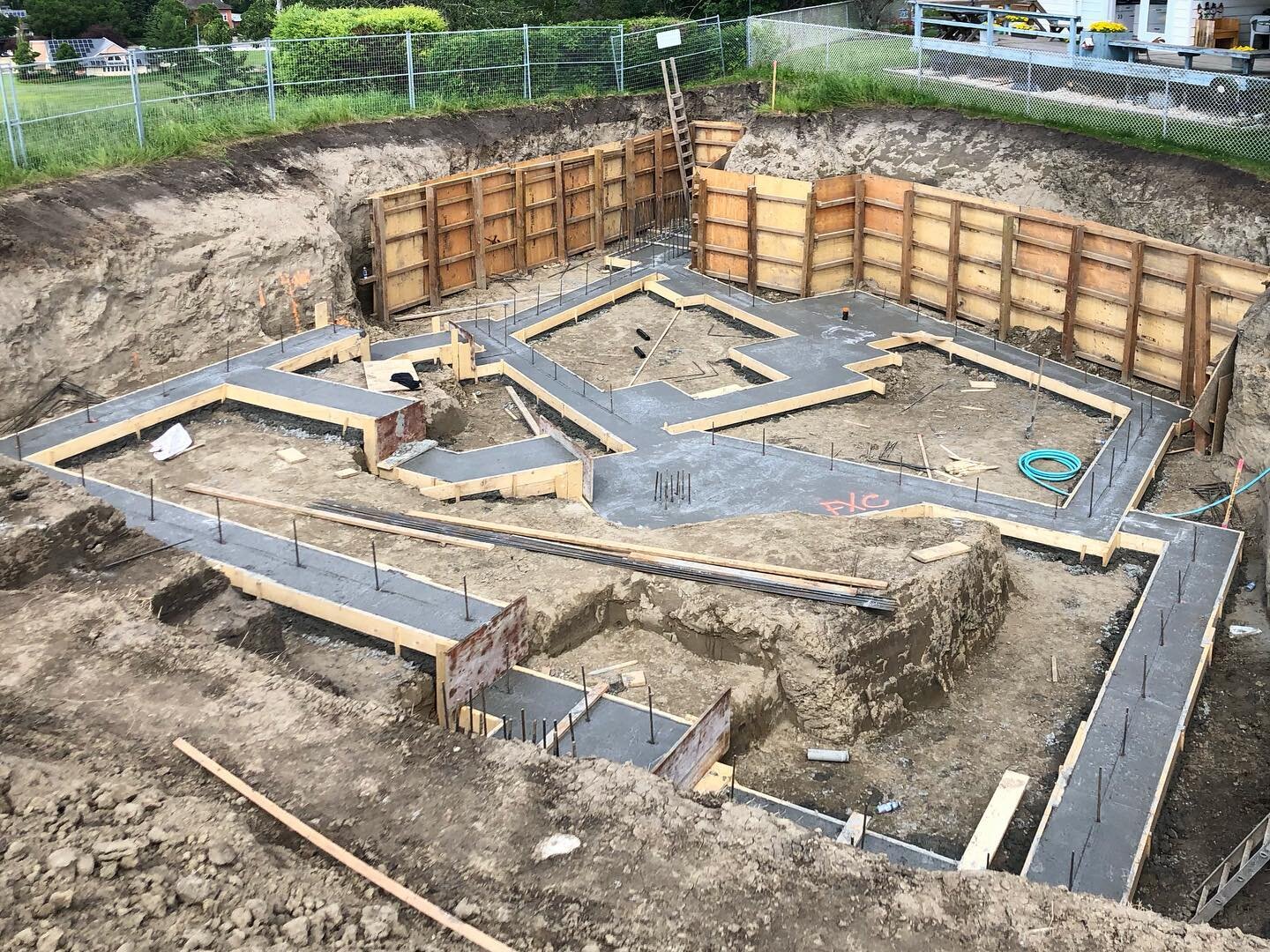 Not your standard foundation on our Strathearn Drive project. Footings poured and looking good, wall forms going up tomorrow! 

#etchbuilt #yegbuilder #foundation #concrete #fxc