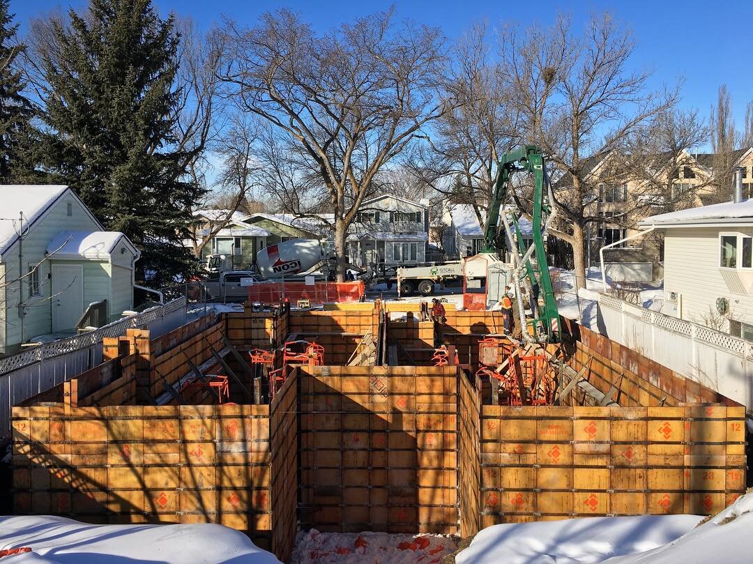 After a record breaking cold snap the sun is shining 😎, the snow it melting, and the foundation is getting poured at the Doonplex #etchbuilt #yegbuilder #foundation #cribbing #pumptruck #concrete #doonplex