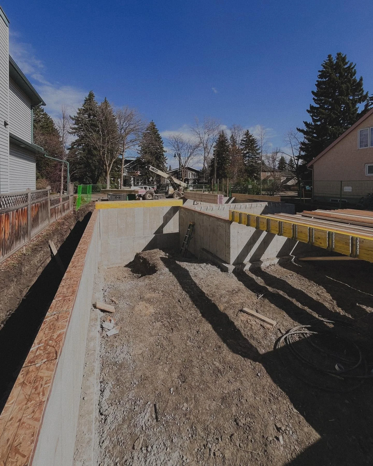 Progress at our Crestwood build. The foundation is in, and framing is underway. The design is starting to taking shape 📐 

#etchbuilt
#yeginfill 
#designbuild
#carpentry
#yegrealesatae
#yegbuilder
#foundation 
#framing
#edmontonbuilder
#edmonton
#al