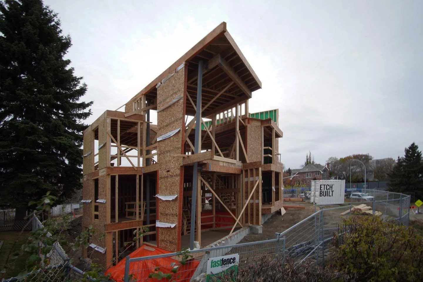 The form of the house is starting to take shape! 

The roof of the stacked living rooms is on and we have one more split level to frame to the opposite side. 

#etchbuilt #yegbuilder #framing #carpentry #builder #yeginfill #create