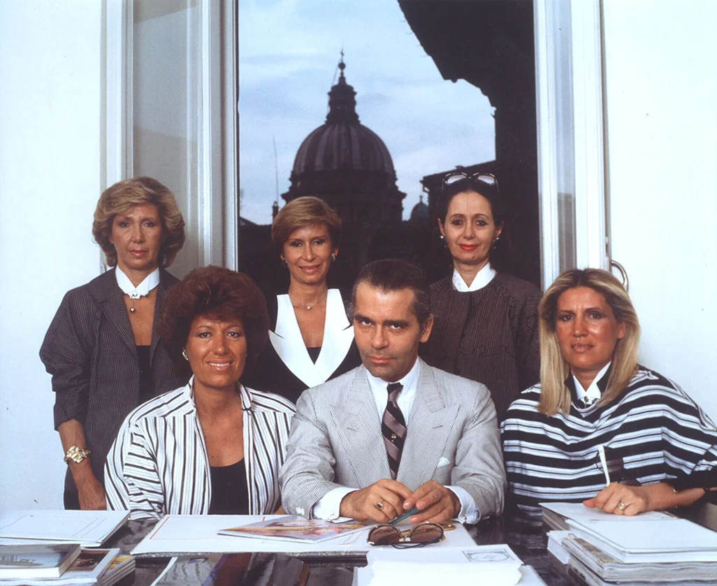 Karl next to the five Fendi sister back in 1983.