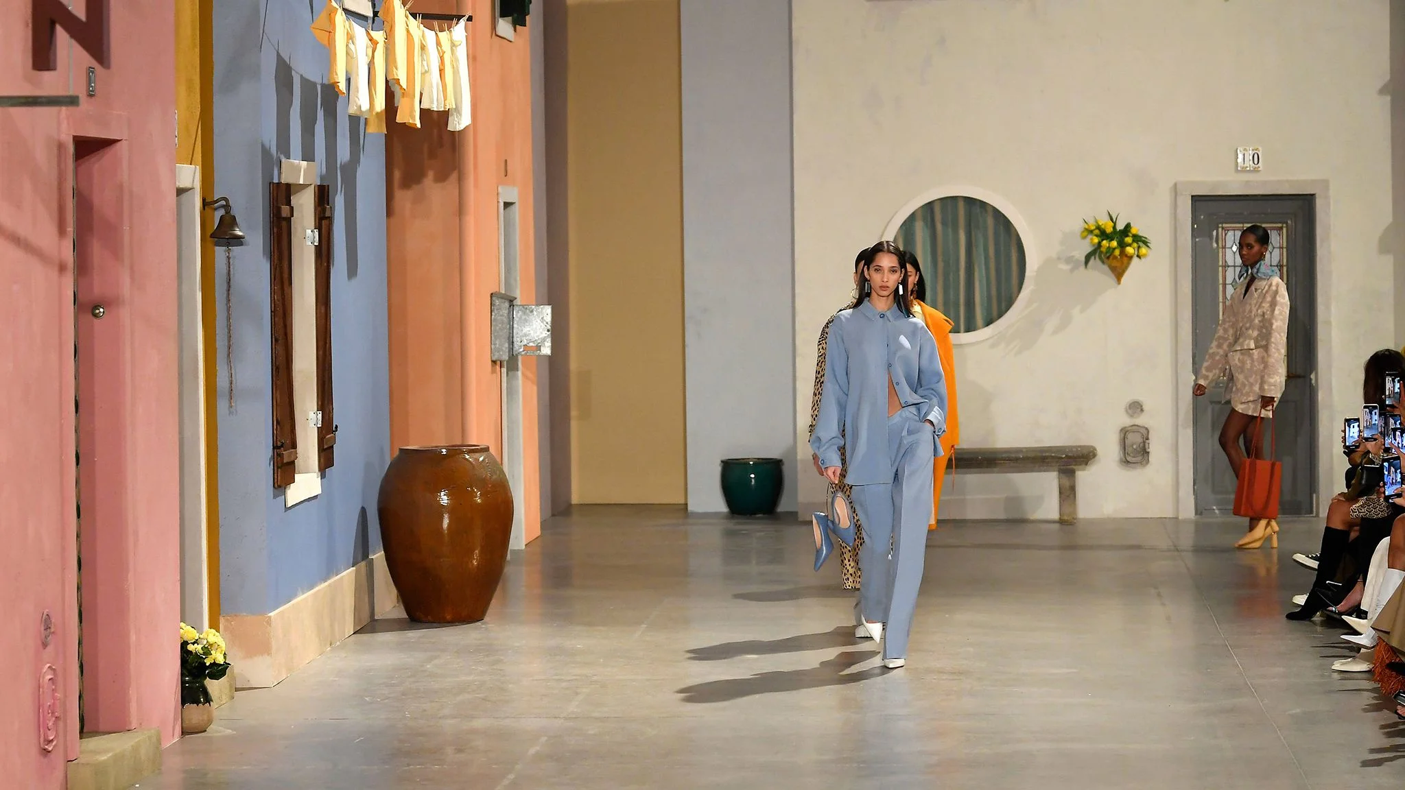 fashion-week-jacquemus-presente-la-collectionneuse-et-rend-hommage-a-la-musique-urbaine.jpeg