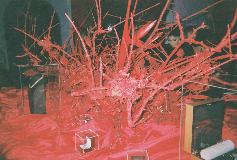 The silent auction was adorned by floral installation made by Silvática Flores .