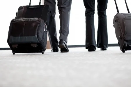 12884512_S_Traveling_luggage_Walking.jpg