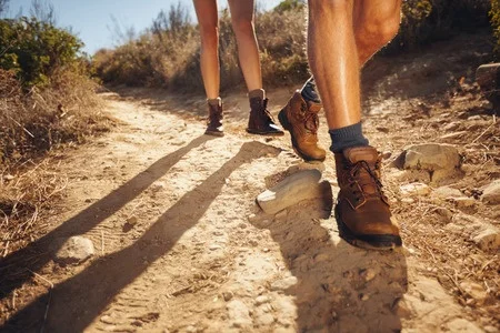 41018049_S_hiking_feet_trail_.jpg
