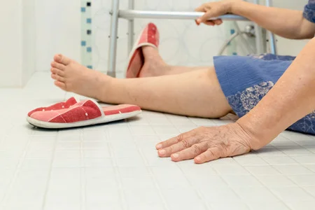 61012349_S_senior_citizen_slip_fall_injury_balance.jpg