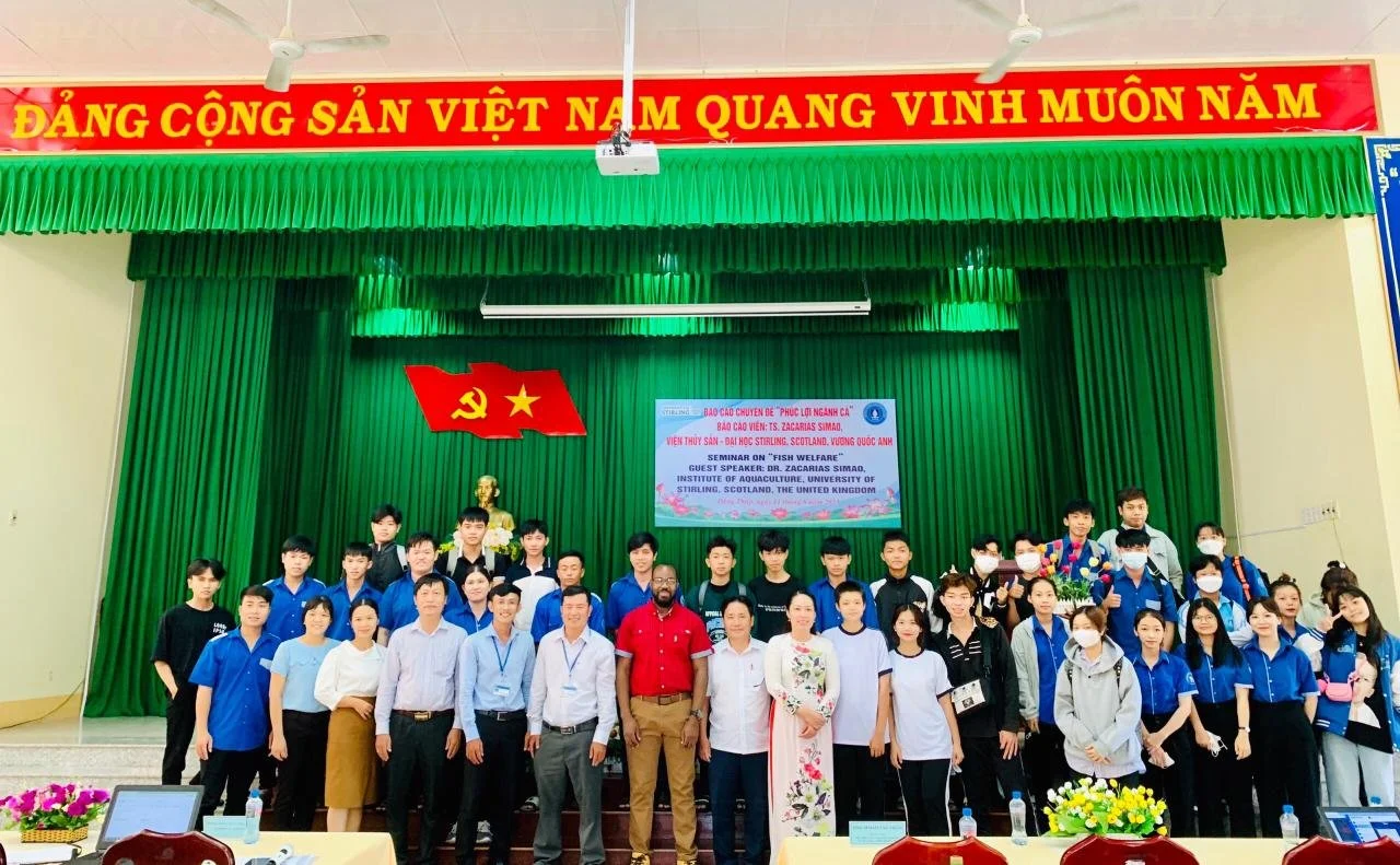 Simão Zacarias presents at Dong Thap Community College