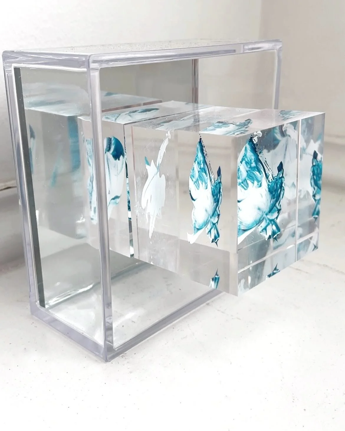 I PROJECT WHAT I REFLECT #9, 4&rdquo;x4&rdquo;x3.5&rdquo;, acrylic paint, acrylic tray, mirrored glass, plexiglass blocks
.
.
.
Part of my upcoming show May 3, details in bio!
.
.
.
#reversepaintingonplexiglas #luciteart #plexiart