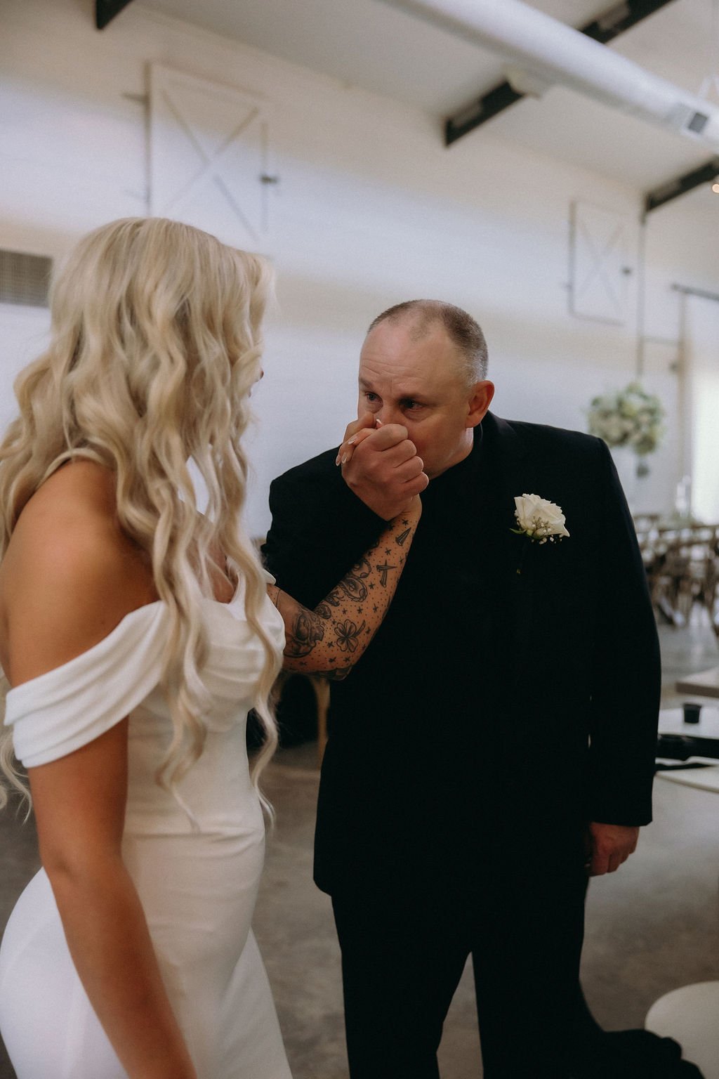 09-the-bride-s-father-seeing-her-in-her-gown-for-the-first-time-at-the.jpg