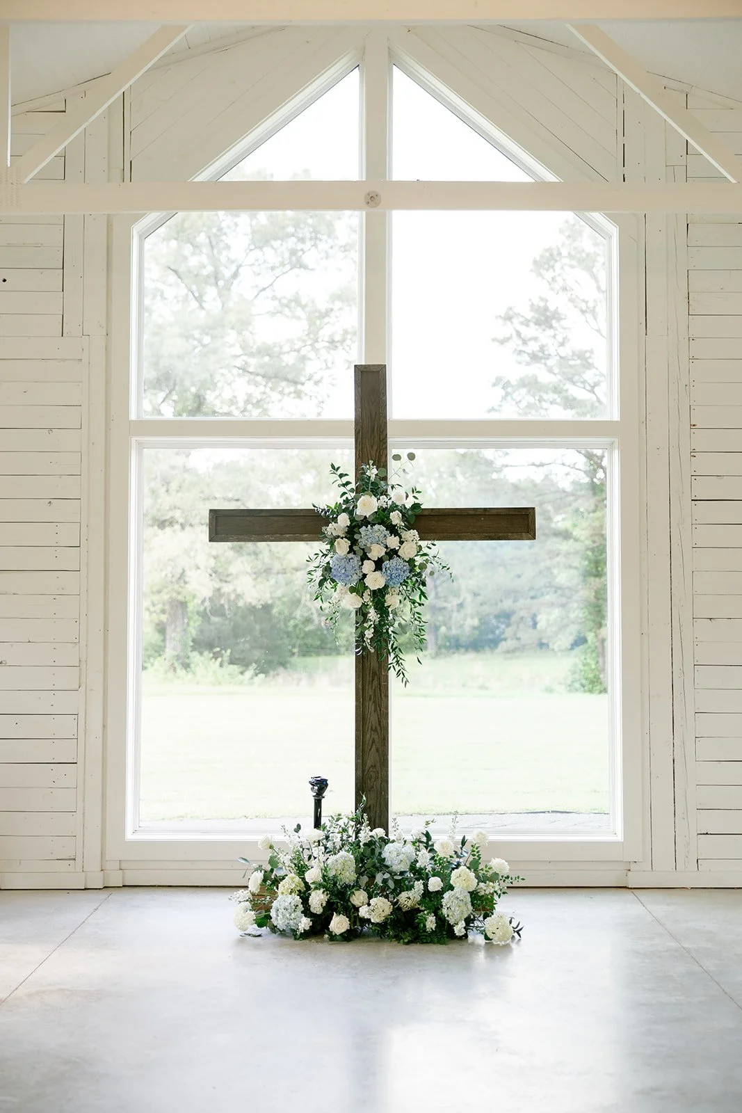 09-wooden-cross-dressed-in-blue-hydrangea-and-white-roses-in-the-white.jpg