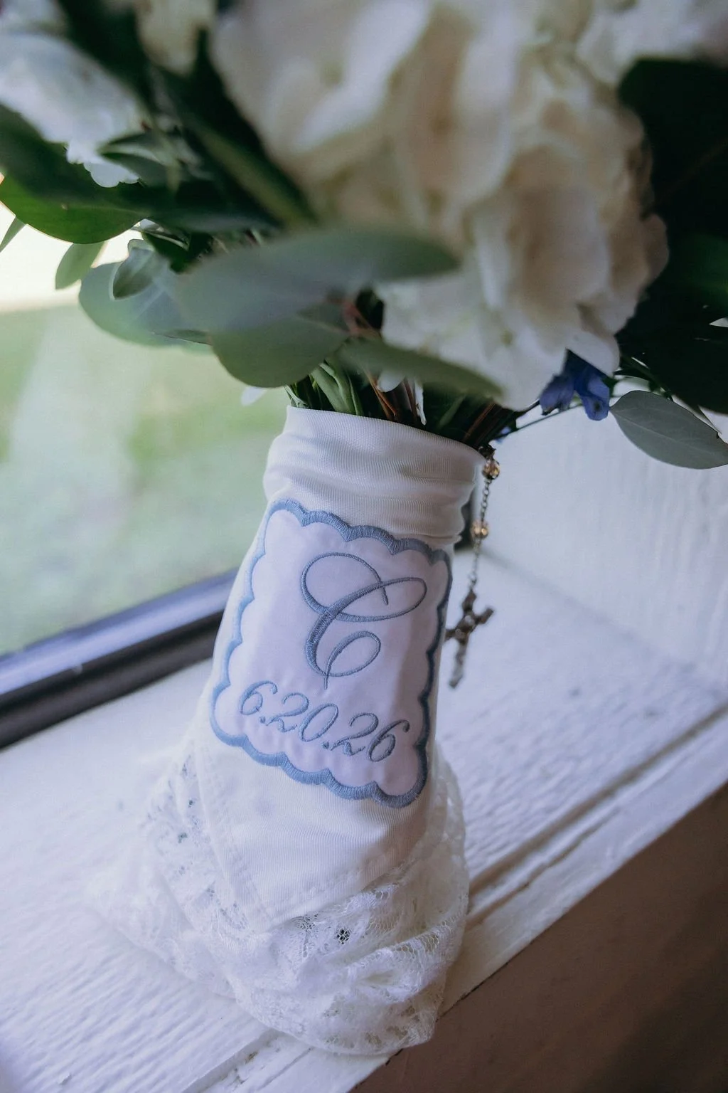 02-bridal-bouquet-wrapped-in-an-embroidered-handkerchief-with-the-wedding.jpg
