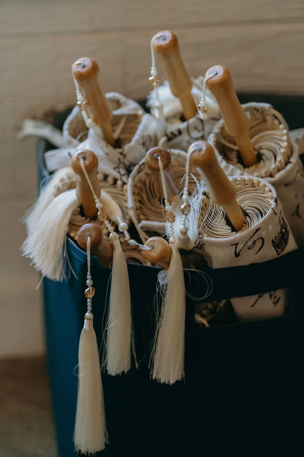 09-basket-of-white-paper-parasols-with-tasseled-wooden-handles-at-a-summer.jpg