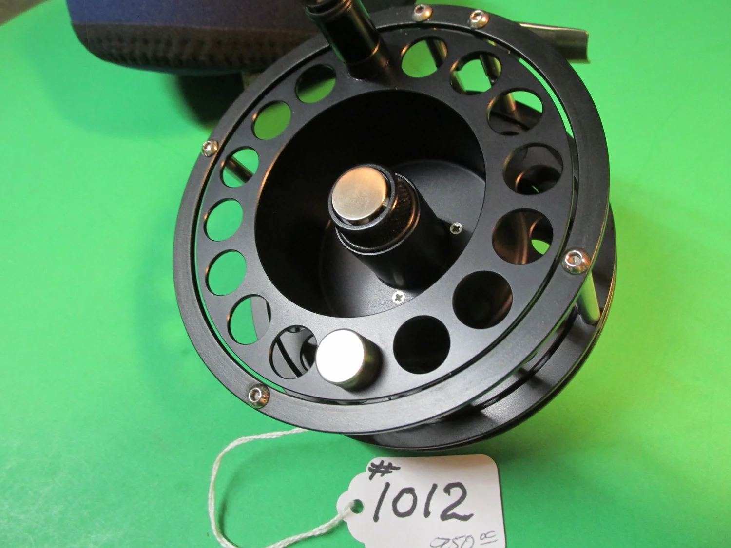 reel shimano alivio 10000 SHIMANO ALIVIO 10000 FA -LINE CAPACITY : 50/345 , 65/220 , 80/185 -GEAR  RATIO : 4.9 -WEIGHT : 580 GRAM -MAX DRAG : 8 KG -BEARING : 1/1 BERMINAT  TERUS PM ADMIN